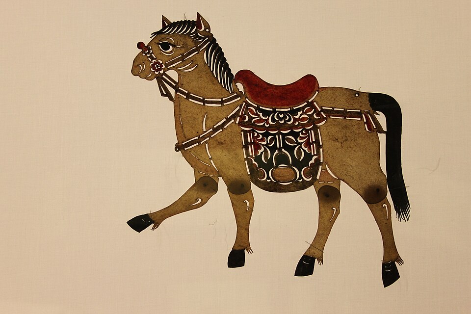 四川博物院展陈中的皮影，Gary Todd 摄于 2010 年；为馆藏示例。